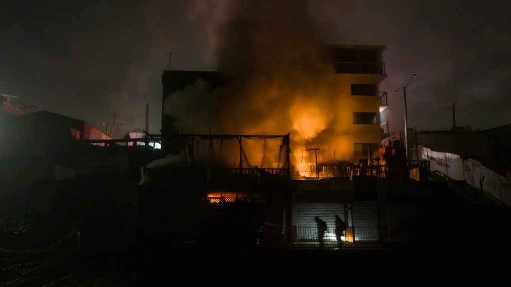 Fuego consume restaurante y un OXXO en el malecón