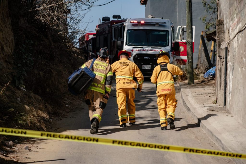 Bomberos rescatan a hombre atrapado bajo talud de tierra Bomberos rescatan a hombre atrapado bajo talud de tierra