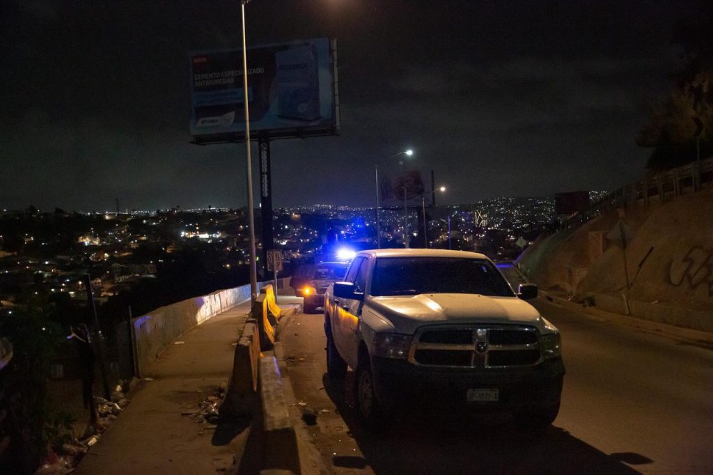 Hallan auto con el cadáver de una mujer, tenía un cable en el cuello
