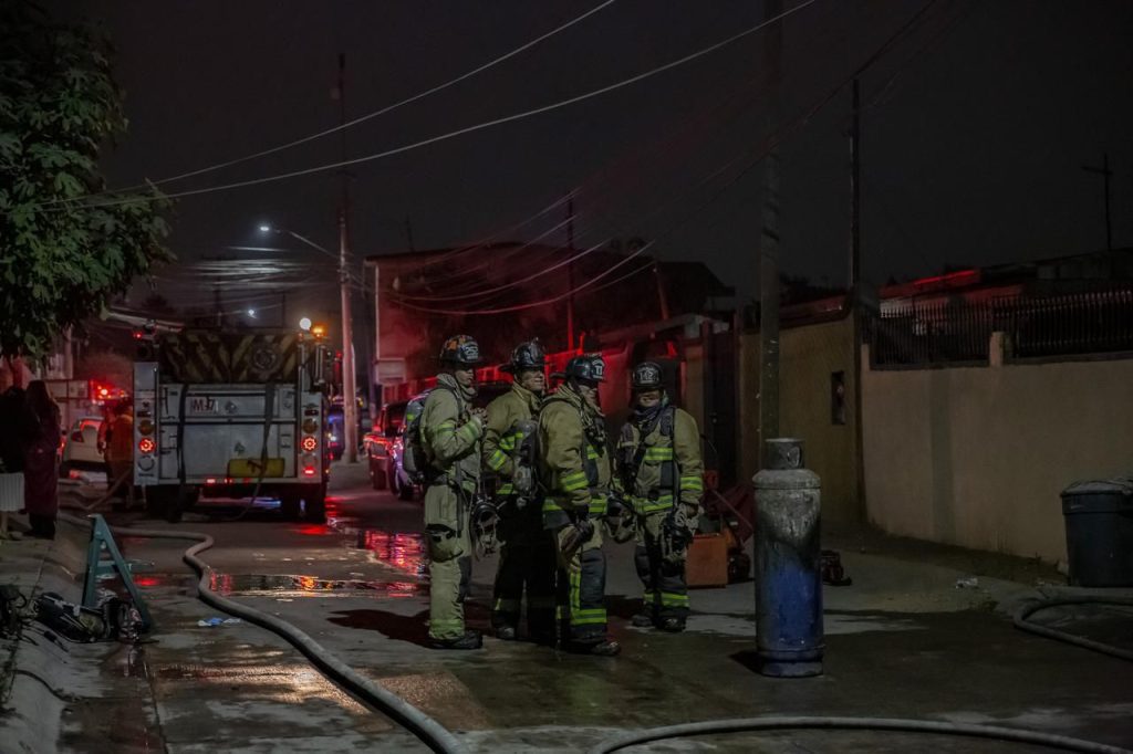 Incendio arrasa con dos casas Incendio arrasa con dos casas