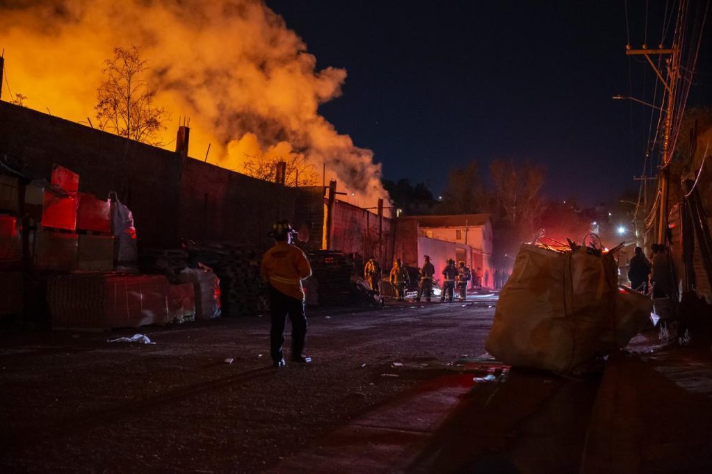 Fuego consume una tarimera durante la noche