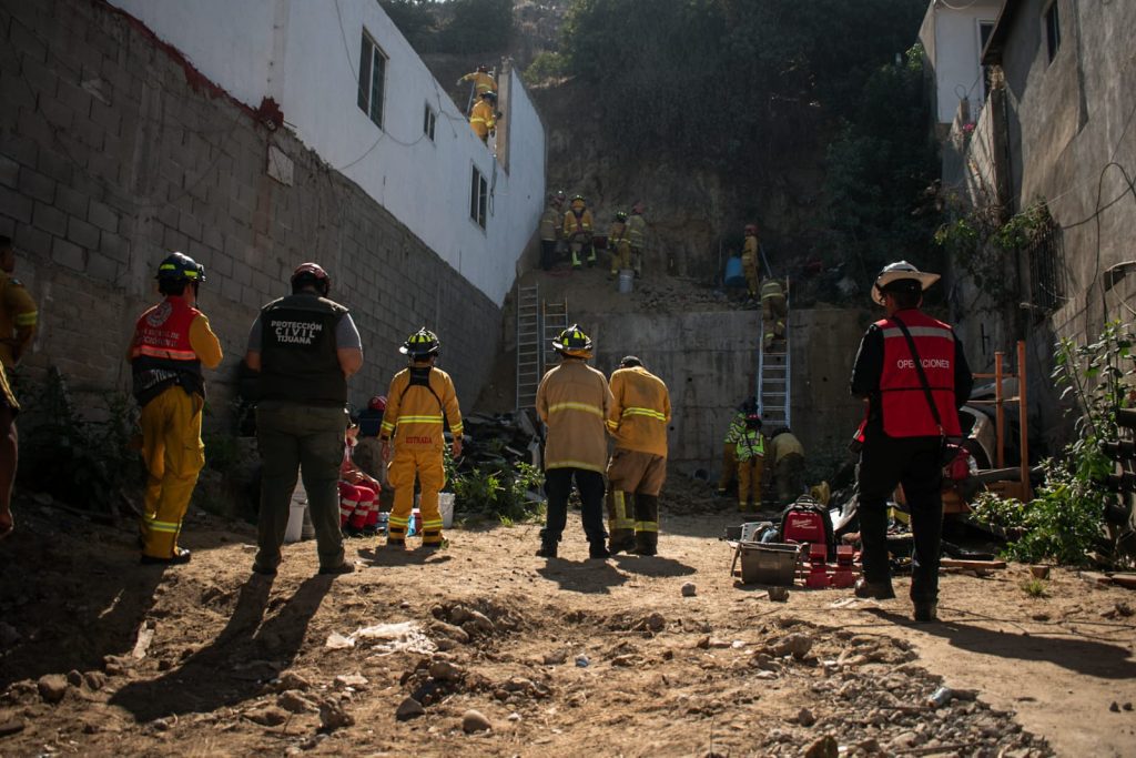 Bomberos rescatan a hombre atrapado bajo talud de tierra Bomberos rescatan a hombre atrapado bajo talud de tierra