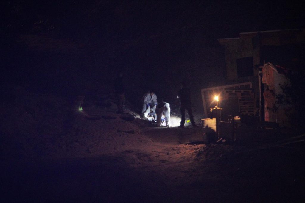 Hombre es asesinado frente a una casa