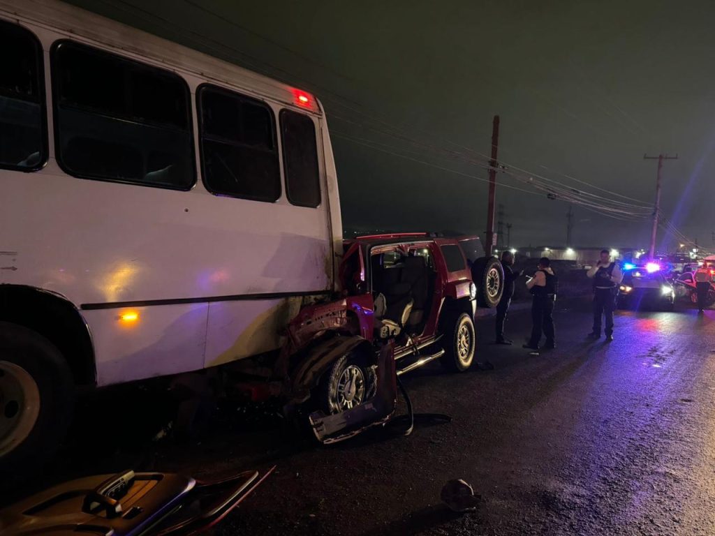 Hummer se impacta contra un transporte de personal y joven queda prensado Hummer se impacta contra un transporte de personal y joven queda prensado