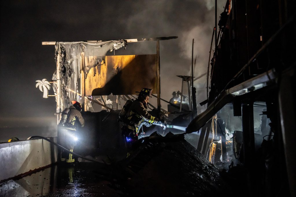 Fuego consume restaurante y un OXXO en el malecón