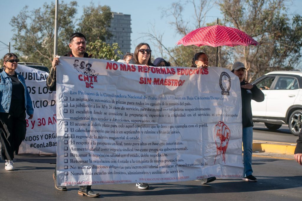 Maestros de la CNTE marchan por falta de pagos Maestros de la CNTE marchan por falta de pagos