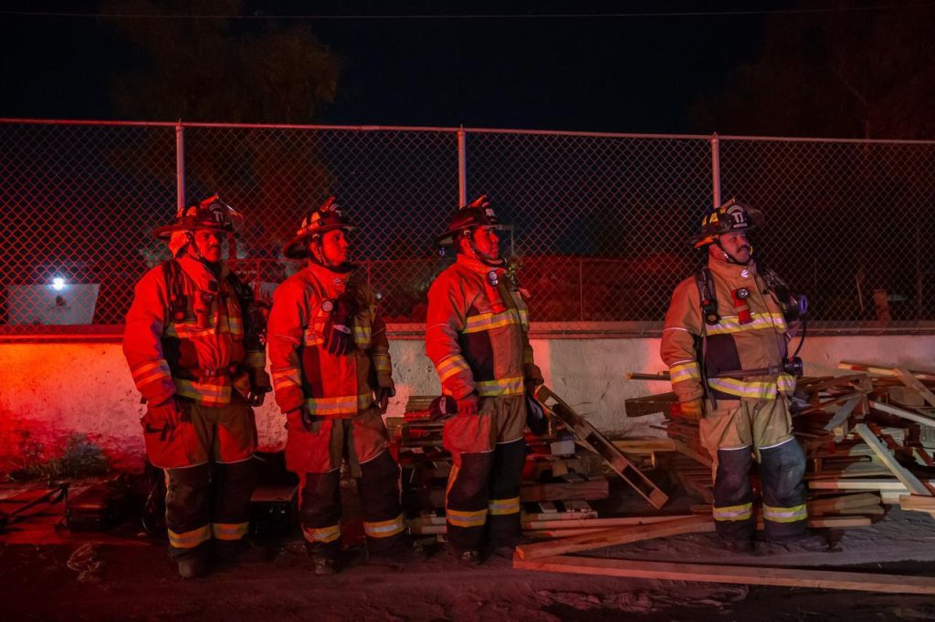 Fuego consume una tarimera durante la noche