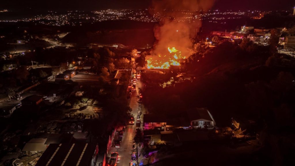 Fuego consume una tarimera durante la noche