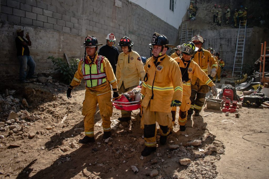 Bomberos rescatan a hombre atrapado bajo talud de tierra Bomberos rescatan a hombre atrapado bajo talud de tierra