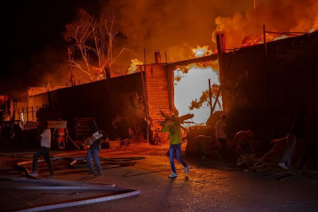 Fuego consume una tarimera durante la noche