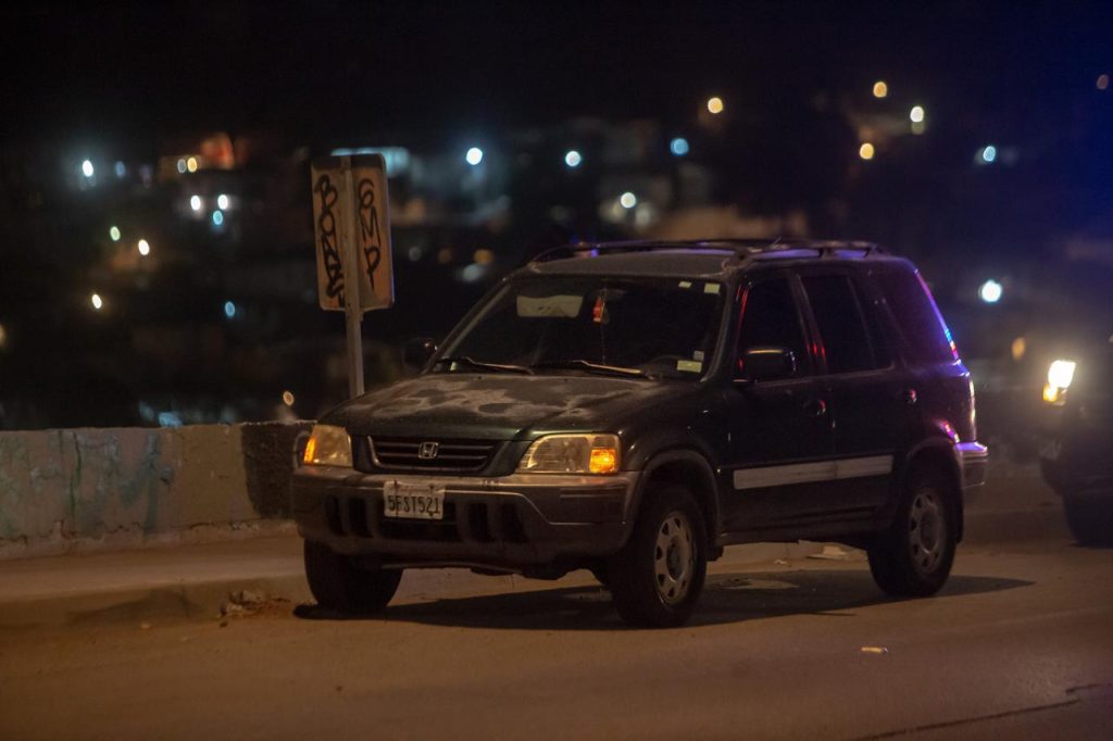Hallan auto con el cadáver de una mujer, tenía un cable en el cuello