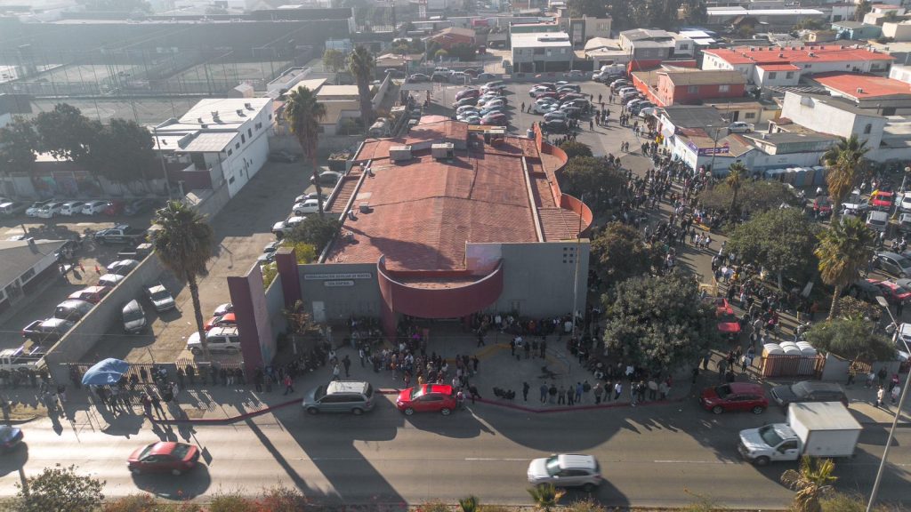 Burócratas toman las instalaciones de las oficinas de Recaudación de Rentas por reforma de ISSSTECALI Burócratas toman las instalaciones de las oficinas de Recaudación de Rentas por reforma de ISSSTECALI