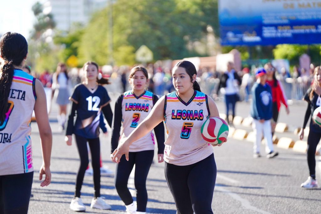 Gobernador Durazo acompaña a 5 mil jóvenes en el desfile por el 114 aniversario de la Revolución Mexicana
