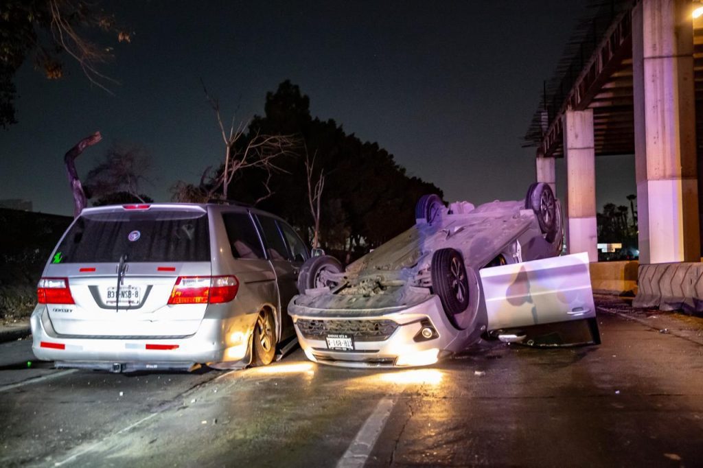 Mujer vuelca auto y choca a camioneta que hacía fila para cruzar a EU
