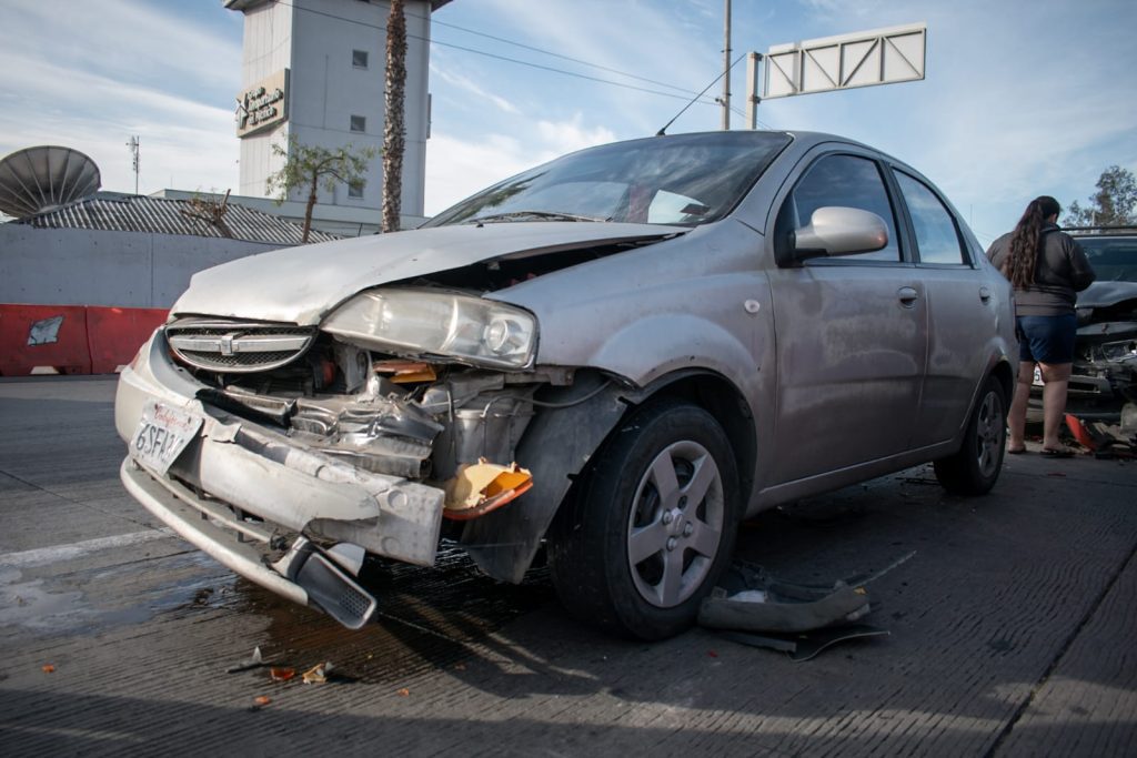 Conductora da vuelta prohibida y provoca fuerte choque en Playas