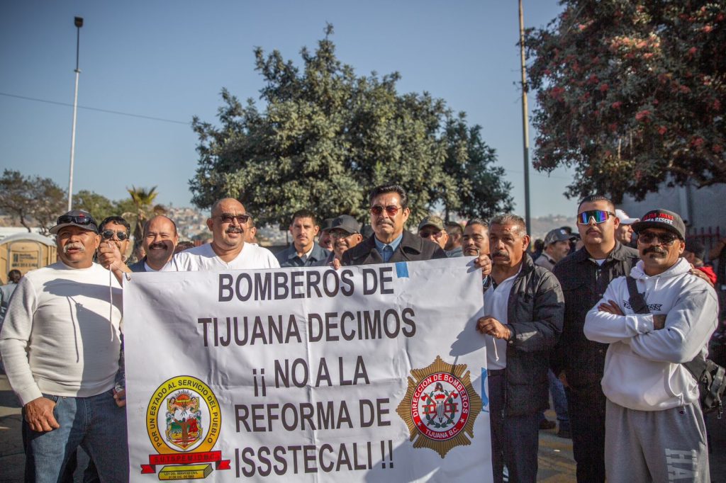 Burócratas toman las instalaciones de las oficinas de Recaudación de Rentas por reforma de ISSSTECALI Burócratas toman las instalaciones de las oficinas de Recaudación de Rentas por reforma de ISSSTECALI