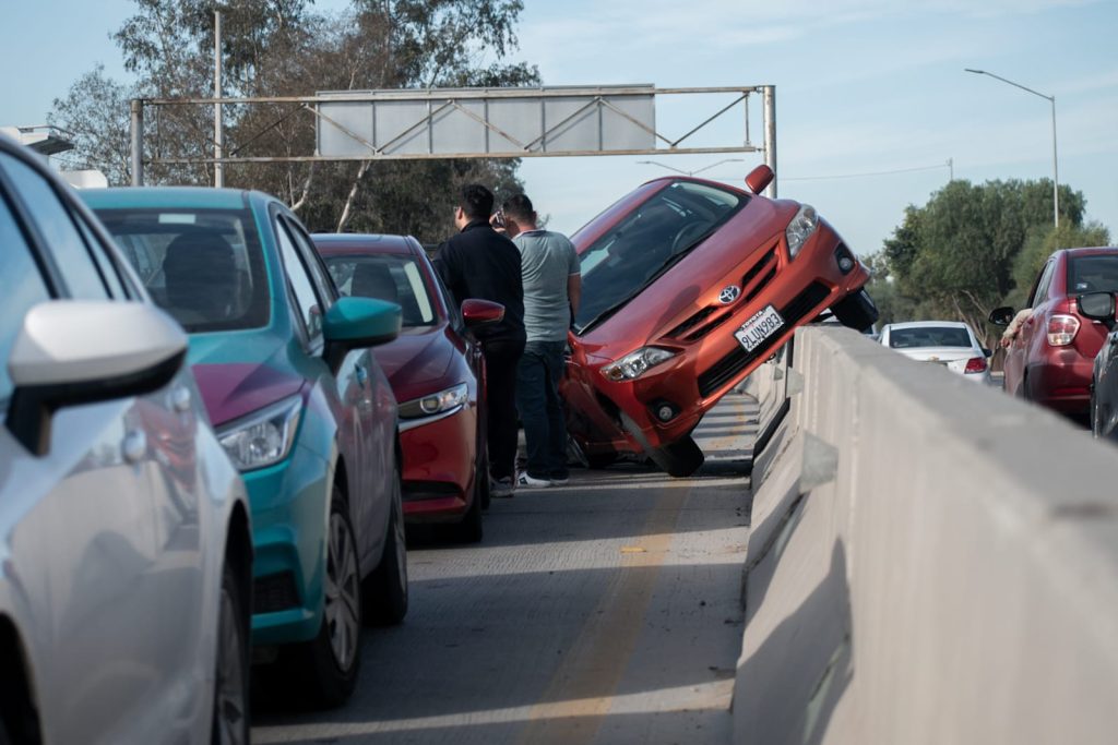 Conductora da vuelta prohibida y provoca fuerte choque en Playas