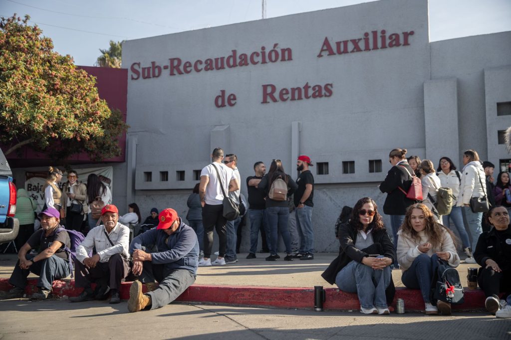 Burócratas toman las instalaciones de las oficinas de Recaudación de Rentas por reforma de ISSSTECALI Burócratas toman las instalaciones de las oficinas de Recaudación de Rentas por reforma de ISSSTECALI