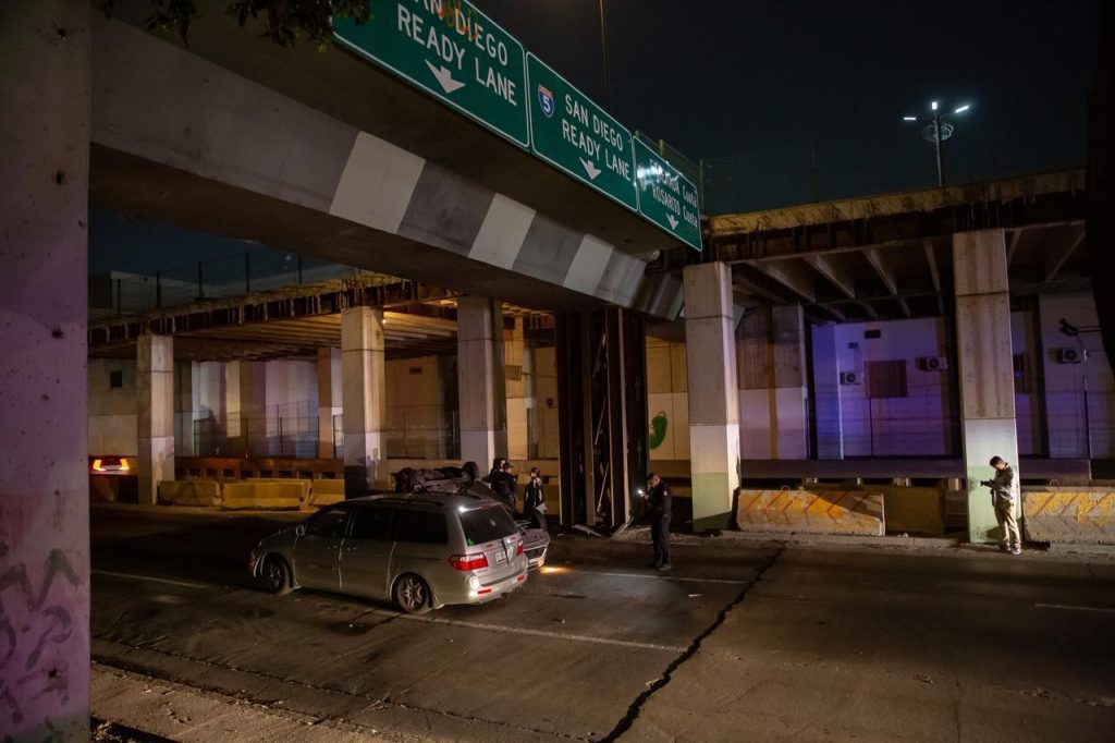 Mujer vuelca auto y choca a camioneta que hacía fila para cruzar a EU