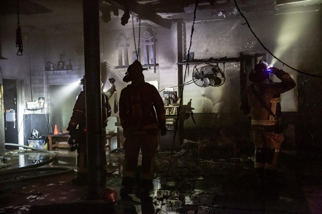 Estudio de Karate se incendia con velas de un altar Estudio de Karate se incendia con velas de un altar