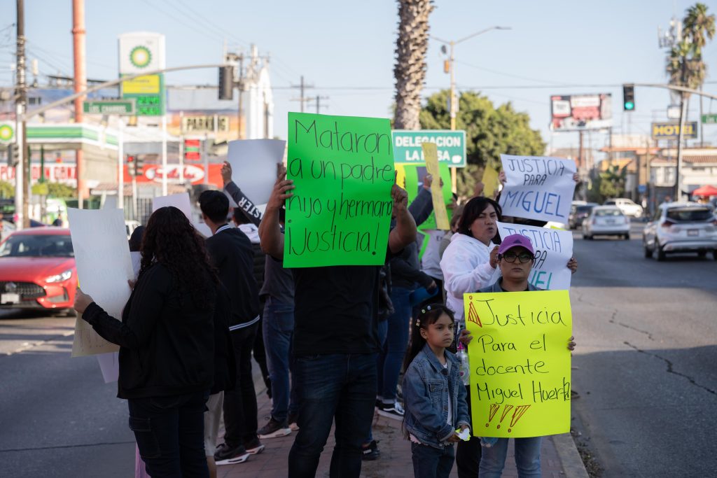 Protestan en los juzgados de Tijuana por asesinato del profesor Miguel Huerta Palacios