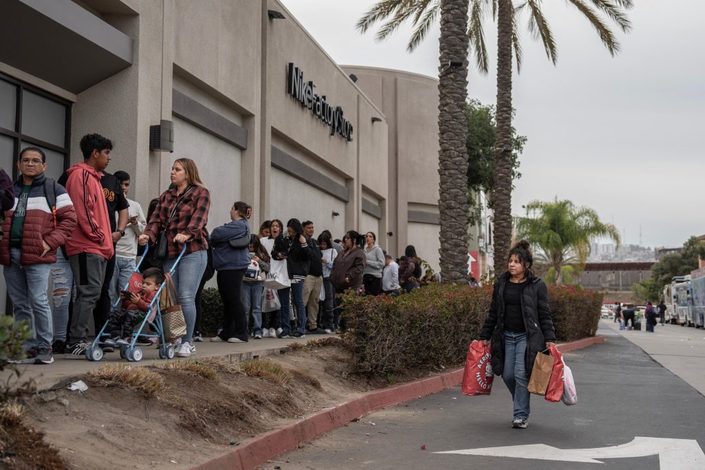 Plaza Las Américas de San Ysidro a reventar por Black Friday