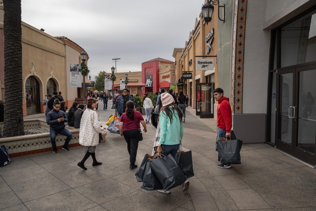 Plaza Las Américas de San Ysidro a reventar por Black Friday