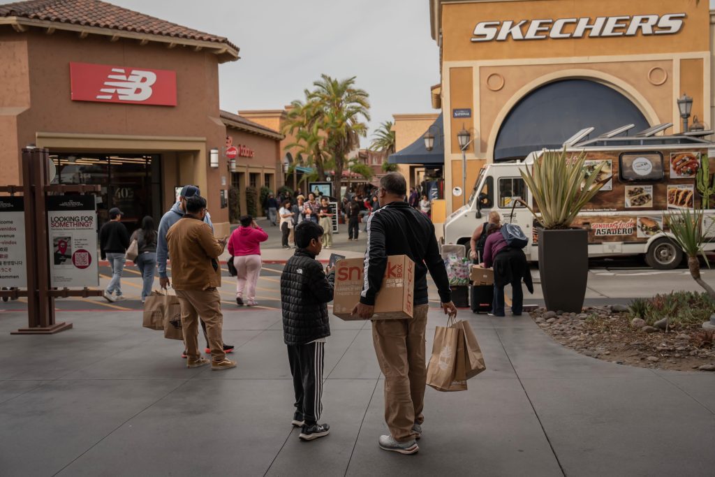 Plaza Las Américas de San Ysidro a reventar por Black Friday