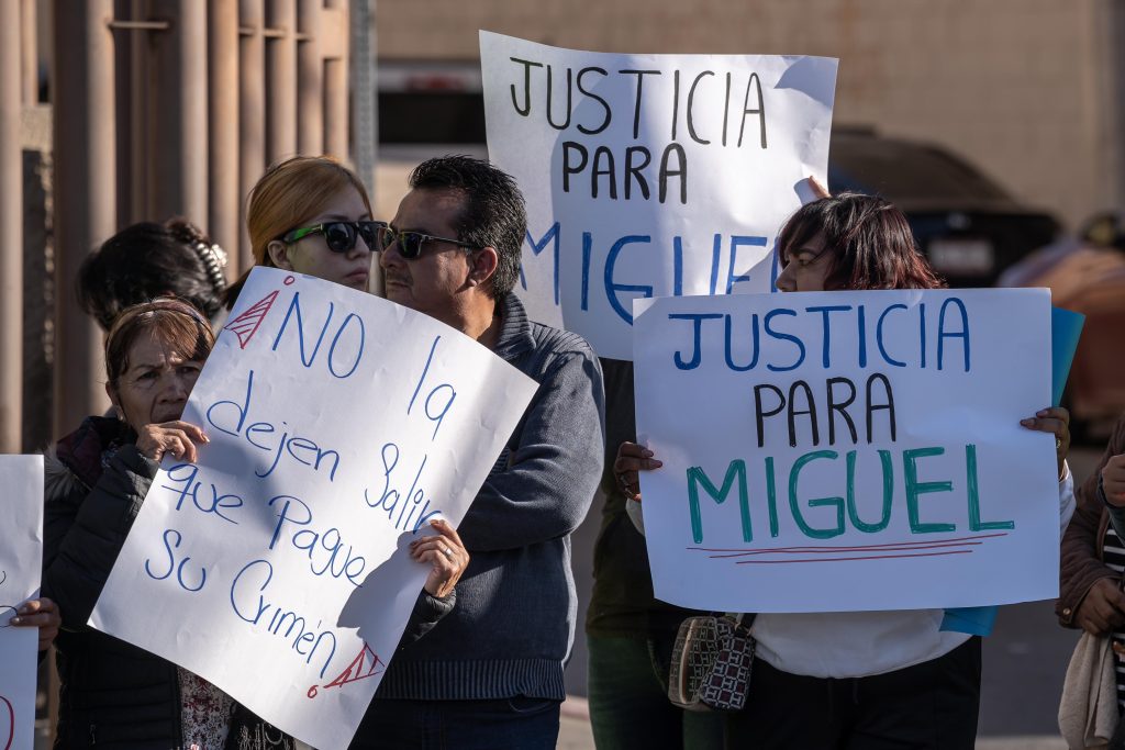 Protestan en los juzgados de Tijuana por asesinato del profesor Miguel Huerta Palacios