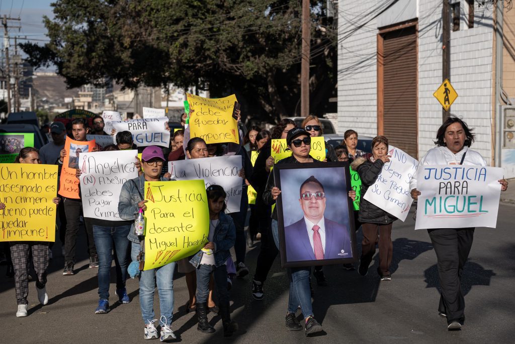 Protestan en los juzgados de Tijuana por asesinato del profesor Miguel Huerta Palacios