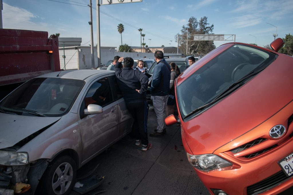 Conductora da vuelta prohibida y provoca fuerte choque en Playas
