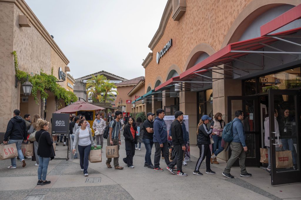 Plaza Las Américas de San Ysidro a reventar por Black Friday