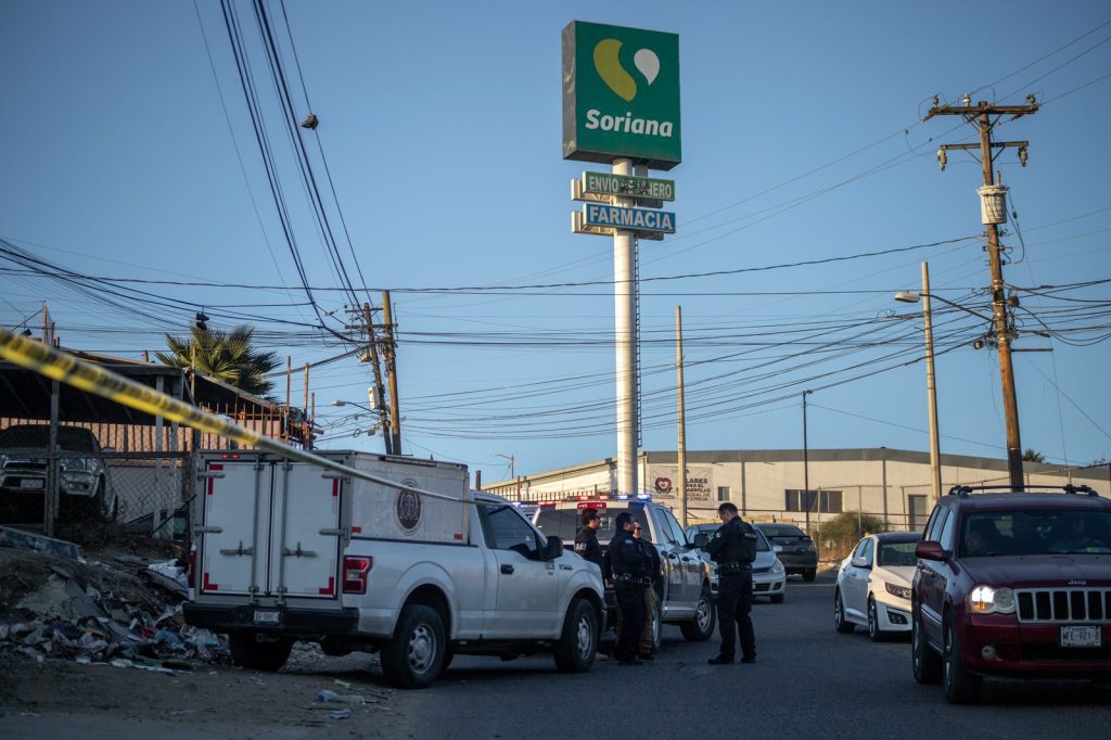 Abandonan un cadáver encobijado en una calle