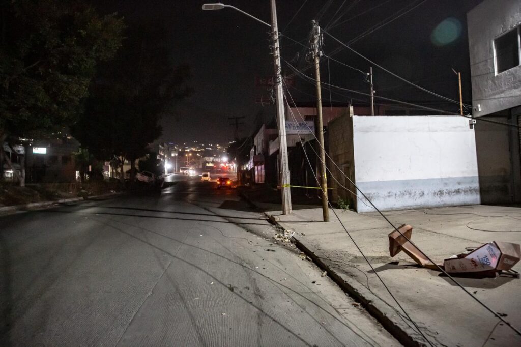 Empleado del ayuntamiento ebrio destroza unidad oficial en choque e intenta huir
