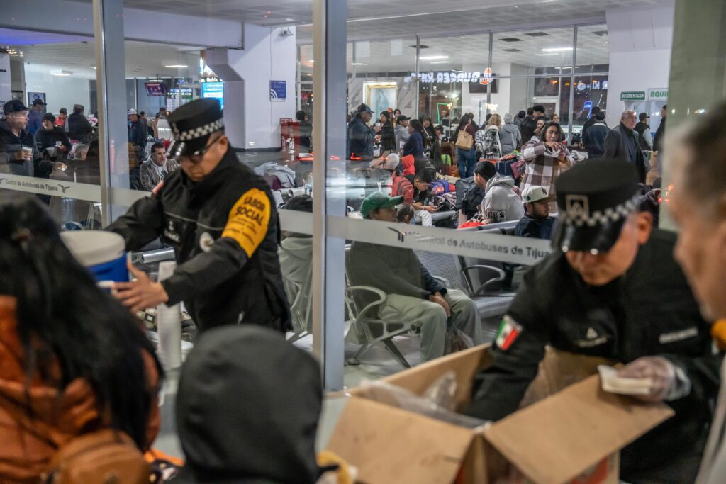 Central camionera luce abarrotada a pocas horas de la Noche Buena