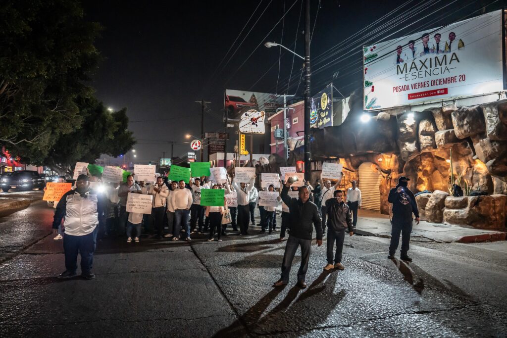Trabajadores del bar La Cueva del Peludo se manifiestan para exigir reapertura