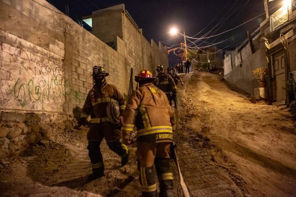 Mujer muere al rescatar a su hijo de un incendio