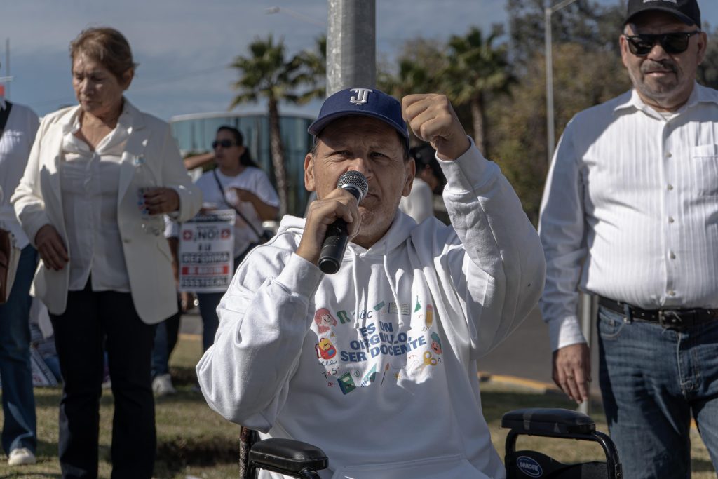 Burócratas y maestros se manifiestan en contra de la Reforma del ISSSTECALI