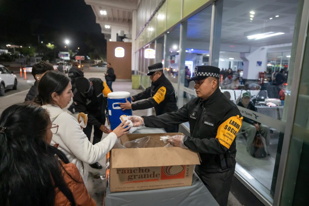 Central camionera luce abarrotada a pocas horas de la Noche Buena
