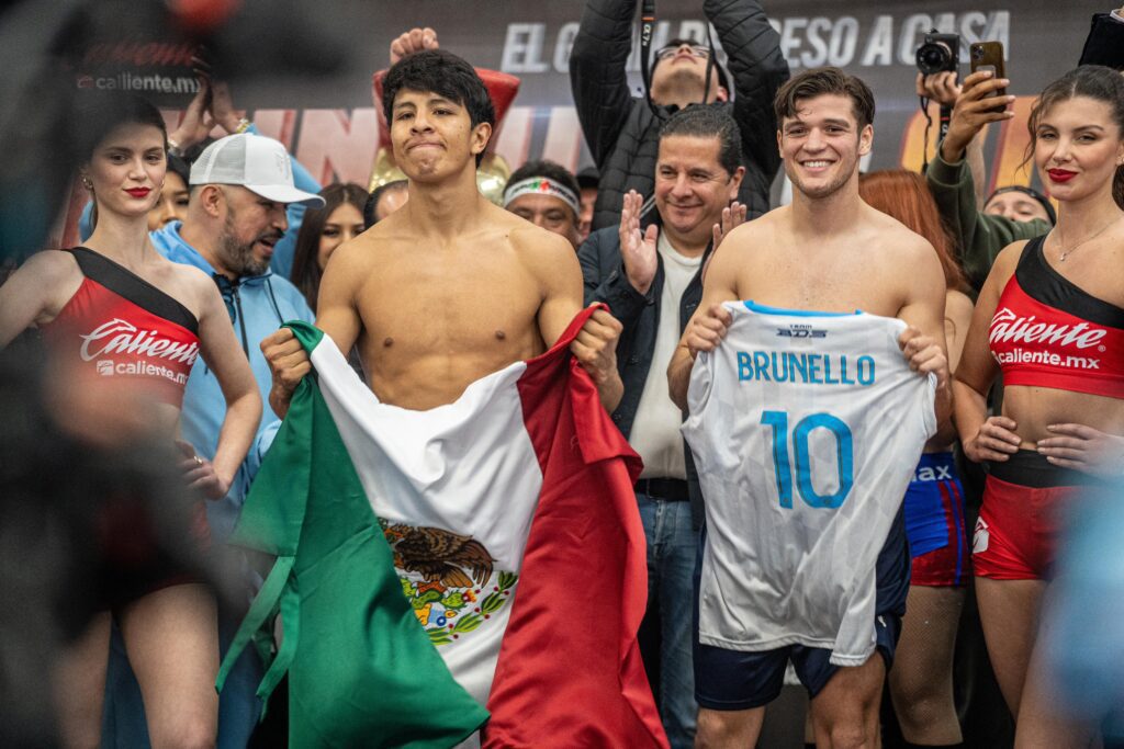 Jaime Munguía y Bruno Surace superan la báscula para su combate en Tijuana