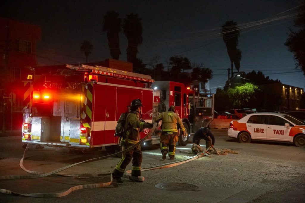 Detienen a pareja por incendiar auto Mercedes Benz en Zona Norte
