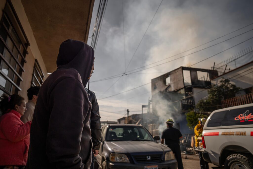 Incendio consume casa de dos niveles en Playas de Tijuana