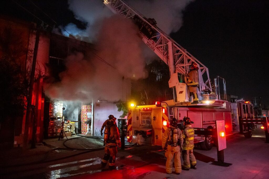 Voraz incendio consume bodega y un taller; cerraron bulevar Terán Terán Voraz incendio consume bodega y un taller; cerraron bulevar Terán Terán