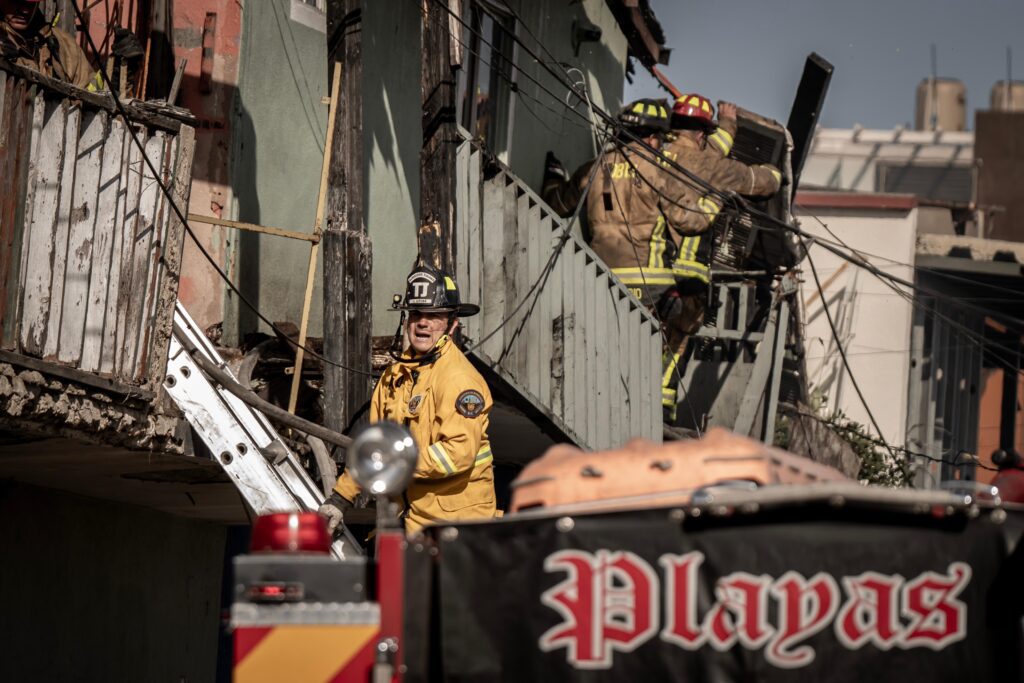 Incendio consume casa de dos niveles en Playas de Tijuana