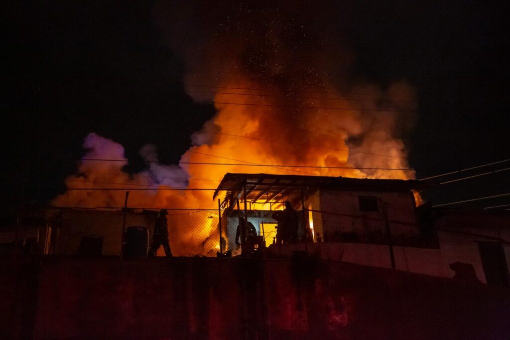 Fuerte incendio consume una cuartería en la colonia Hidalgo