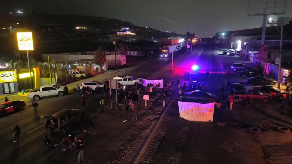 Residentes de Maclovio Rojas bloquean otra vez la carretera Tijuana-Tecate