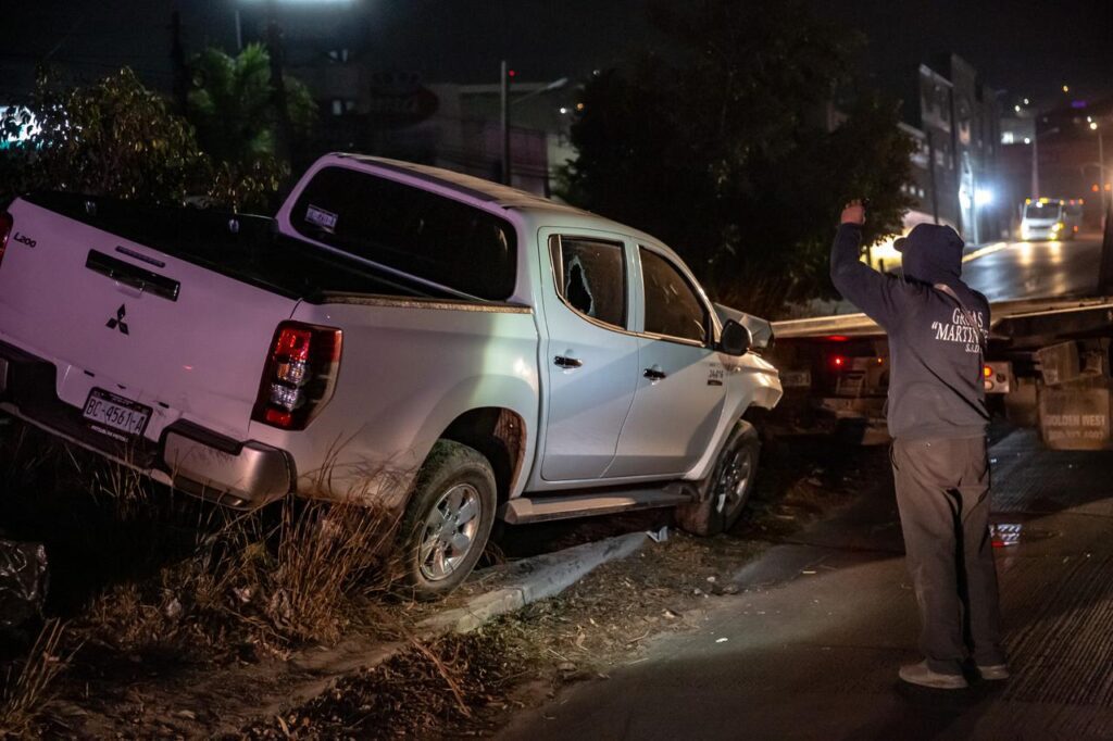 Empleado del ayuntamiento ebrio destroza unidad oficial en choque e intenta huir