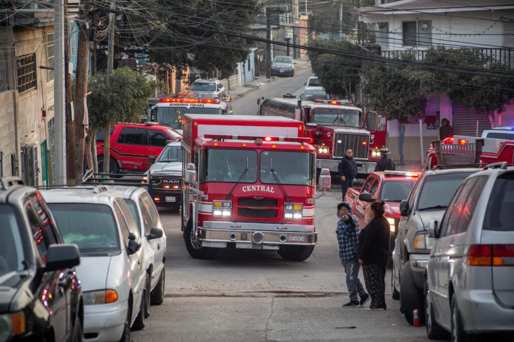 Incendio consume vivienda en la colonia Baja California