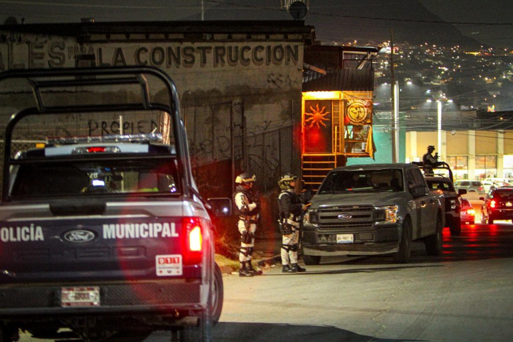 Hombre secuestra a dos mujeres y las asesina