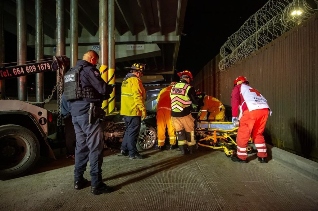 Conductor pierde el control y se impacta en obras del Viaducto Elevado
